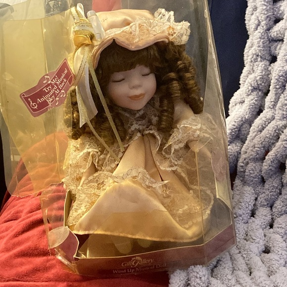 Wind up musical collection doll - Picture 1 of 1
